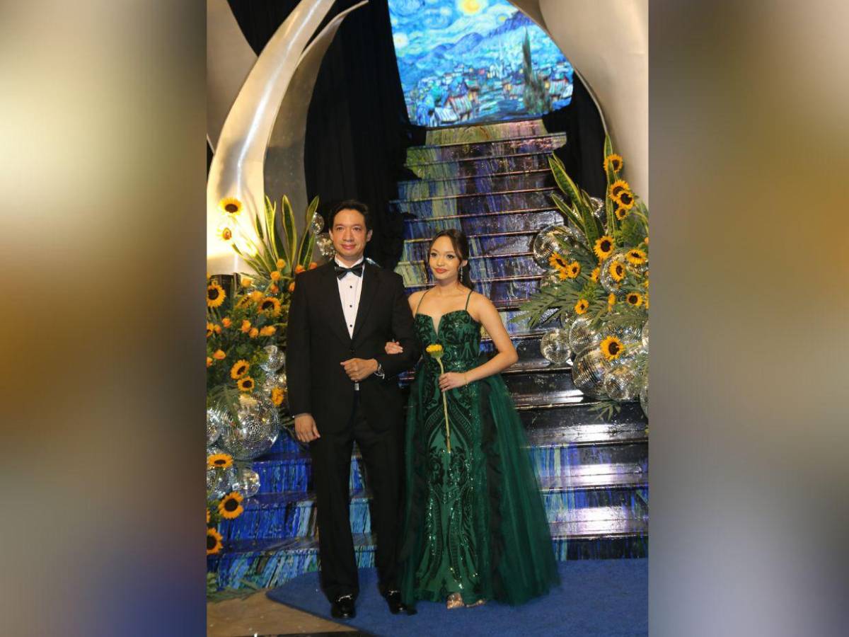 Desfile de los seniors 2025 de la Dowal School junto a sus padres