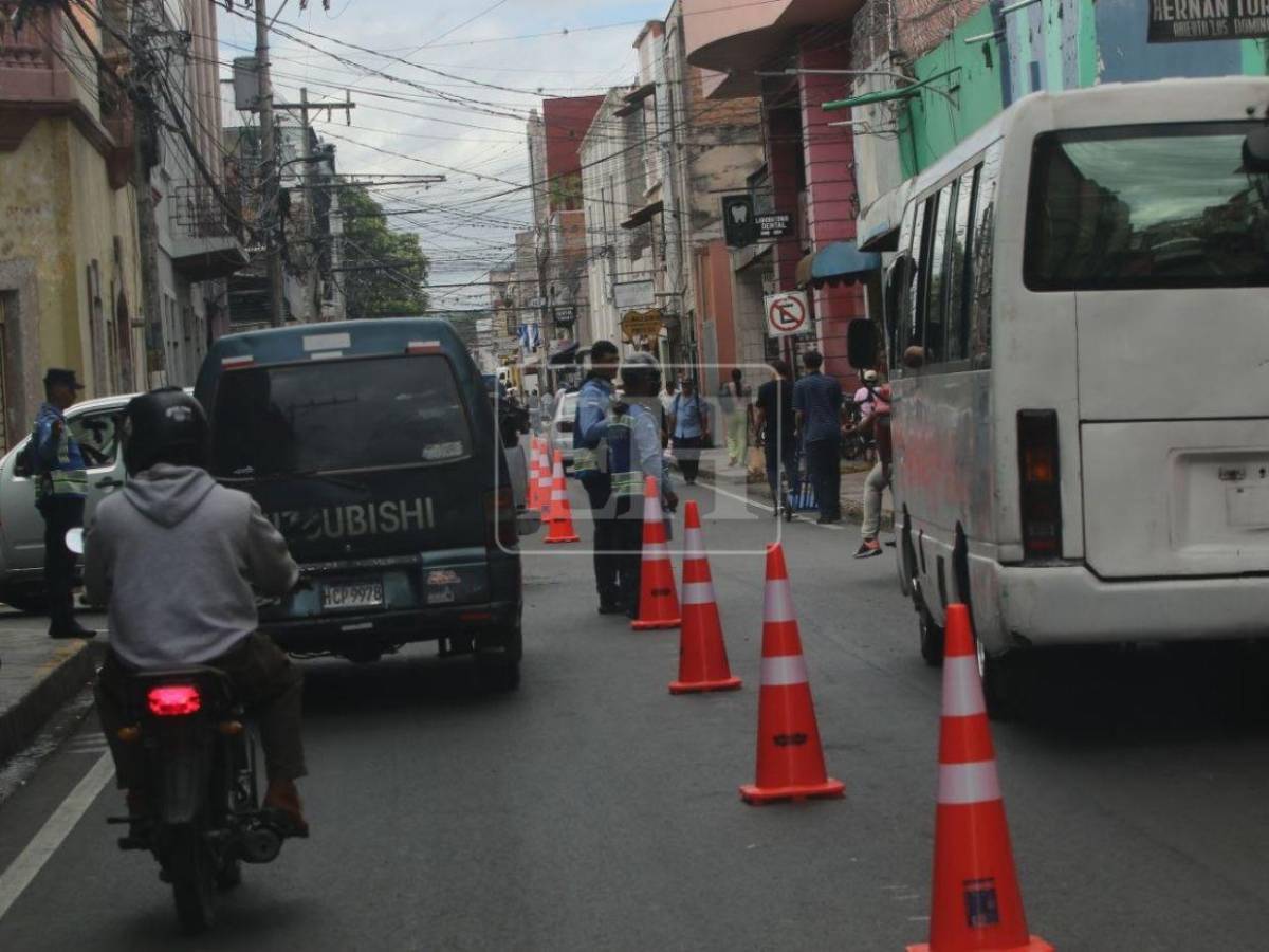 ¡Despejadas! AMDC libera aceras de la cuarta avenida de Comayagüela