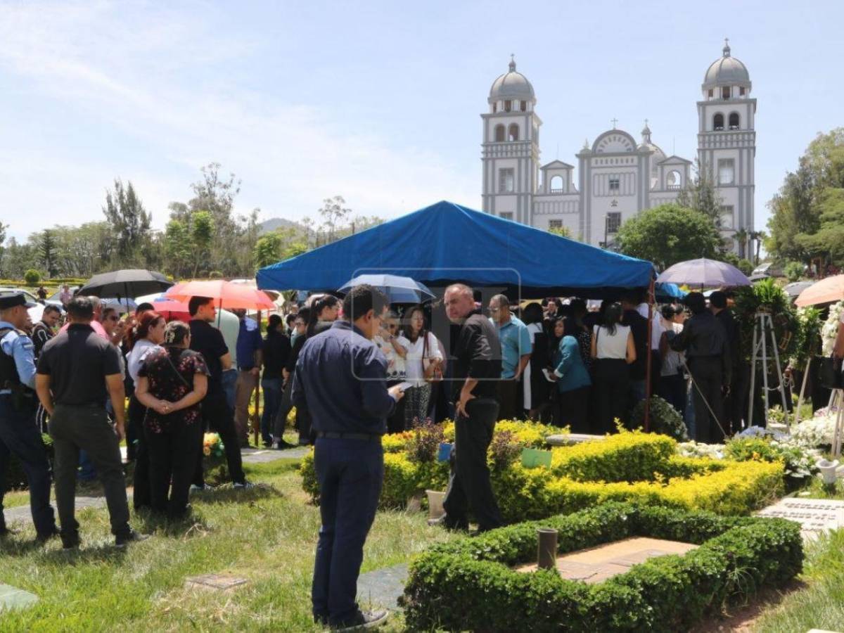 Entre mariachis y lágrimas: así dan el último adiós al periodista Arístides Aceituno