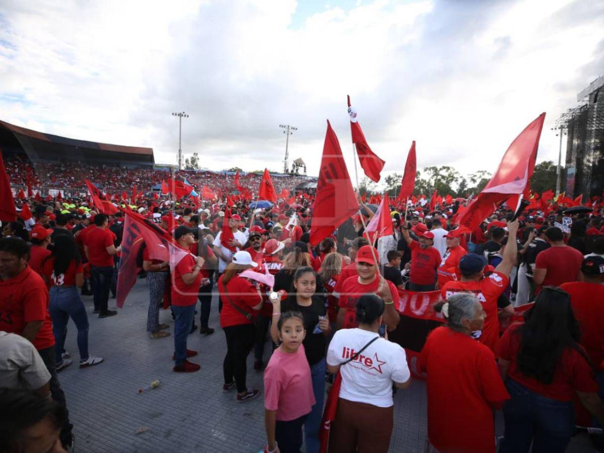 Con pancartas bipartidismo no volverá, colectivos de Libre recibieron a Rixi Moncada en la capital