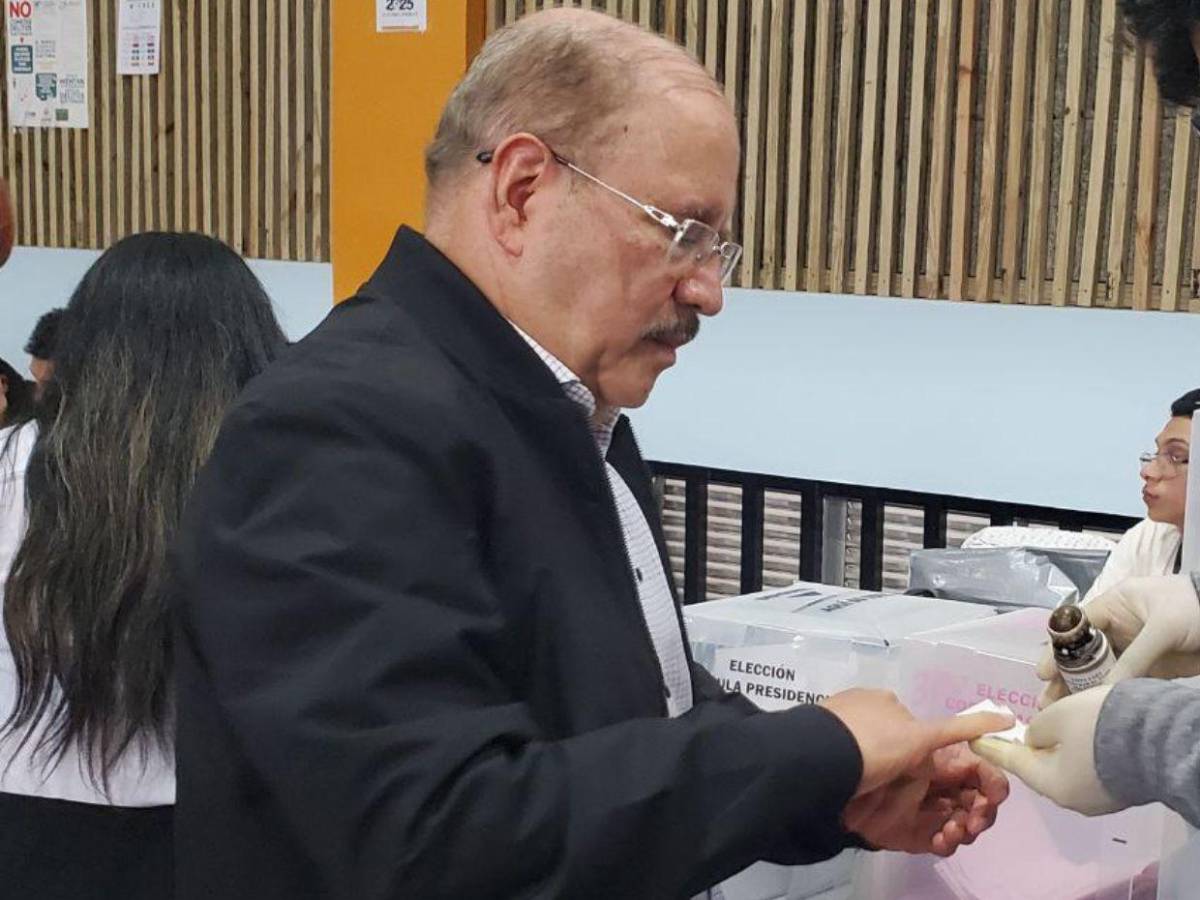 Con alegría y emoción: Así llegó a votar Hugo Noé Pino, vicepresidente del CN