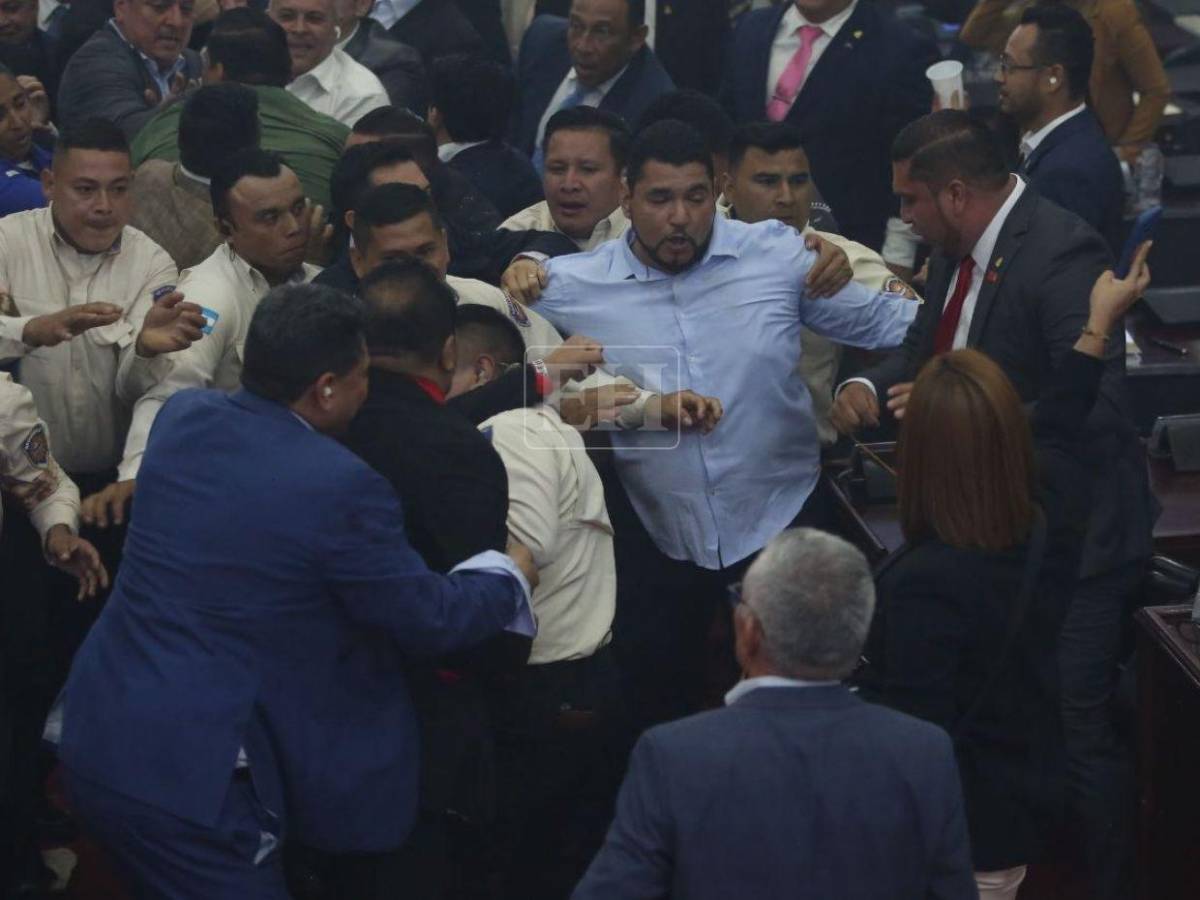 Caídas, empujones y humo: así se vivió aprobación de denuncia para juicio político a Johel Zelaya