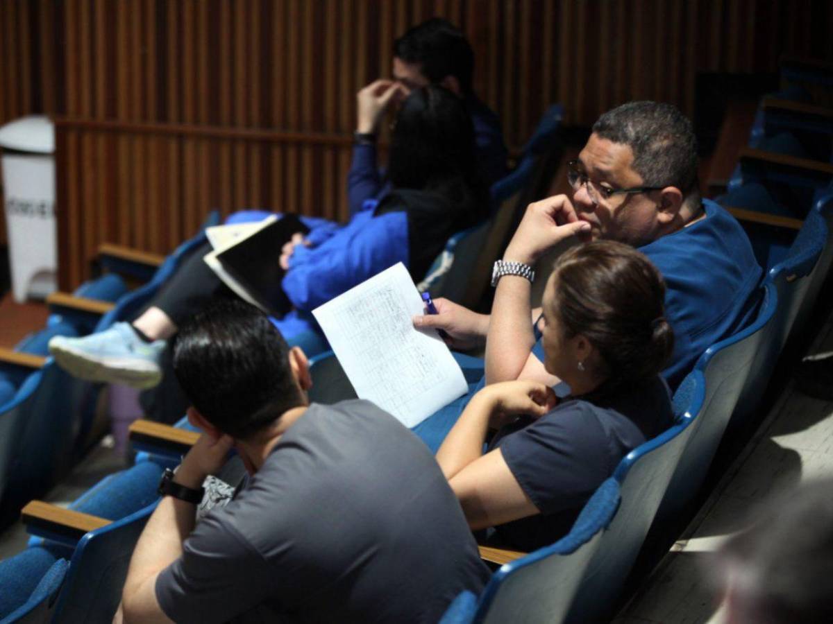 Médicos en asambleas informativas suspenden consulta externa por falta de pagos