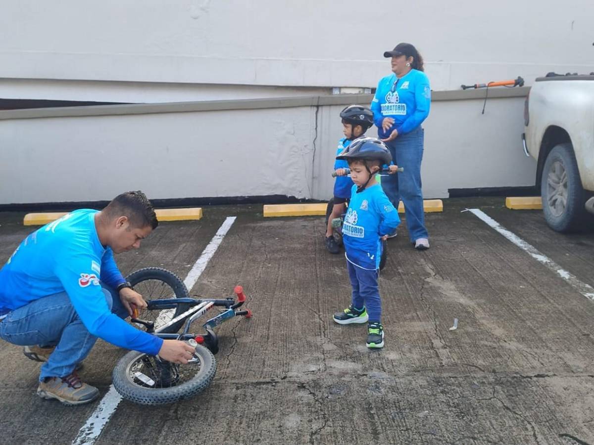 Padres animan a sus pequeños y comparten su emoción en la Vuelta Infantil 2025