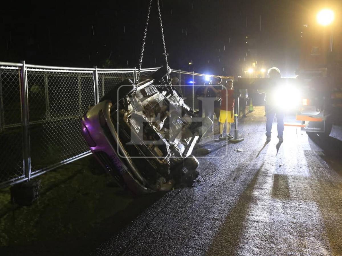 Conductora se libró de morir al ser tragada con todo y auto por socavón en SPS