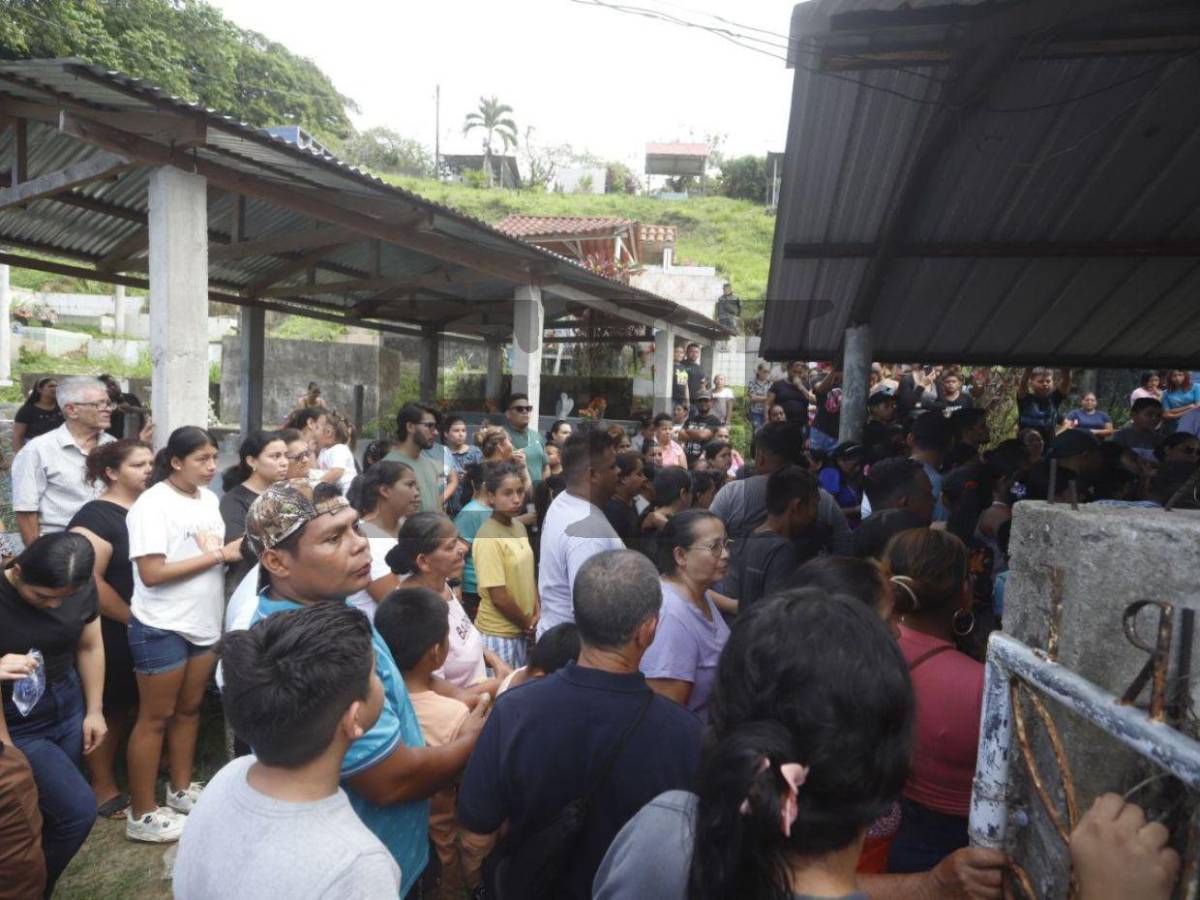 Con multitudinario entierro dan último adiós a Sebastián Serrano, menor muerto en accidente en Omoa