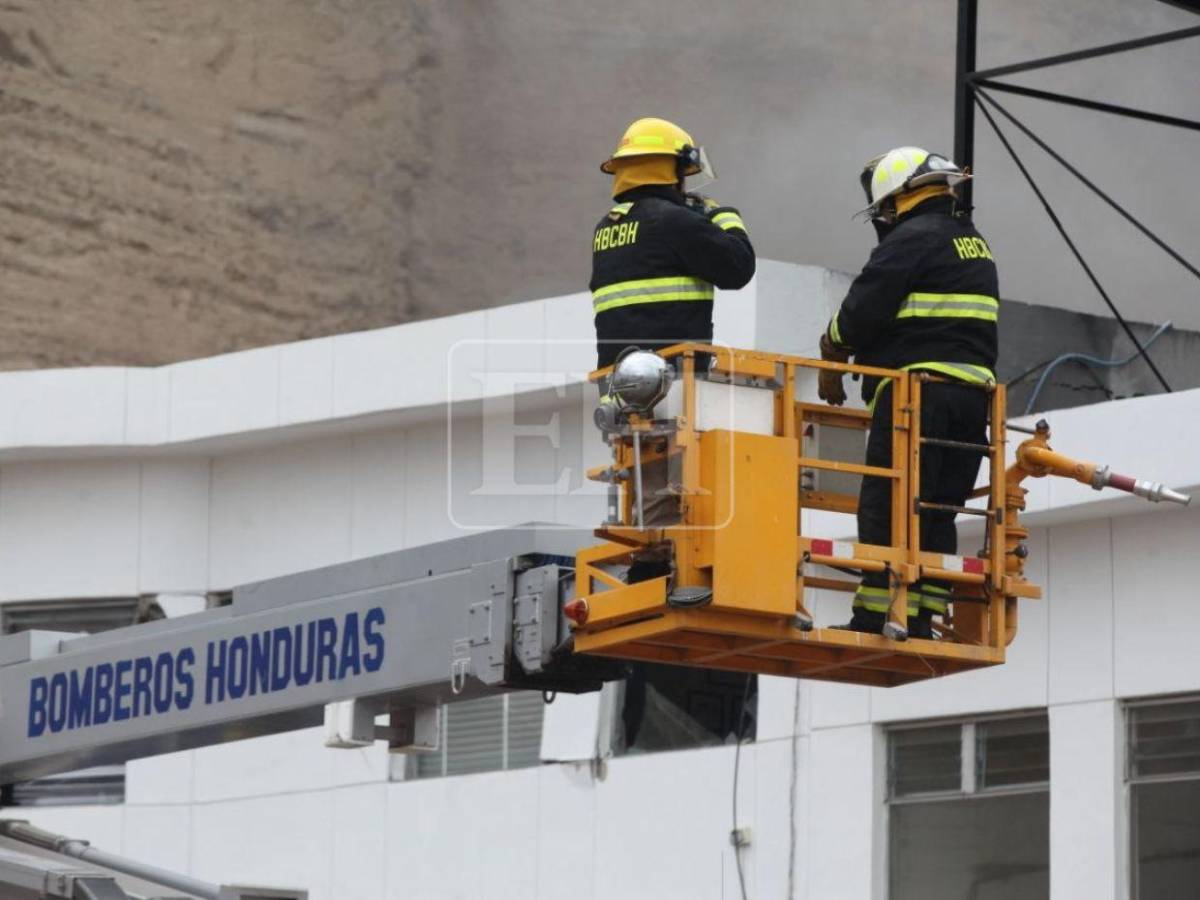 Titánica labor de bomberos, FF AA y policías para rescatar a personas atrapadas en bodegas