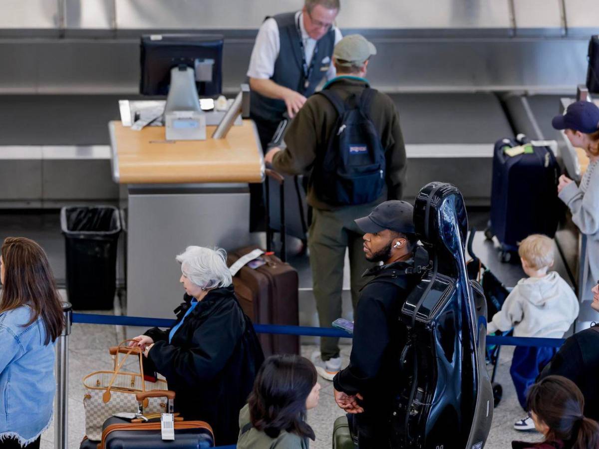 Trump amenaza con reducir el sueldo a los controladores aéreos ausentes por cierre federal
