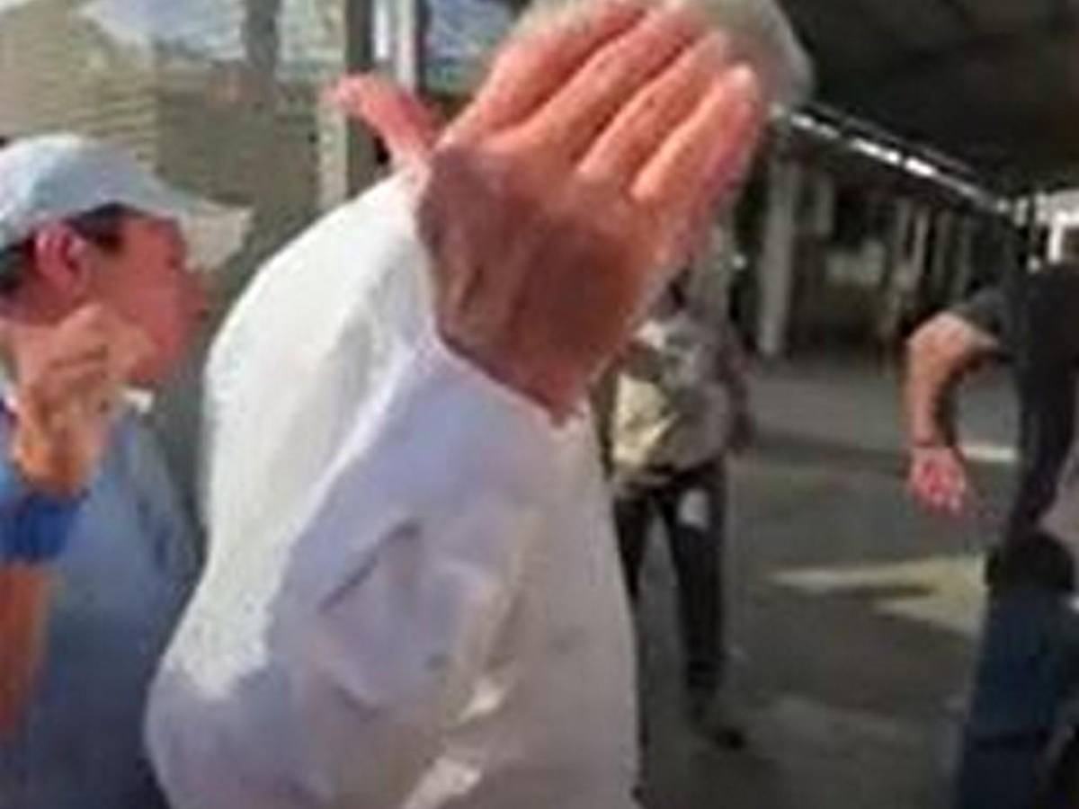 Roberto Contreras golpea portón de centro de votación que tardó en abrir urnas