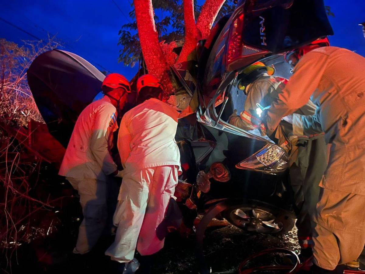 Quedó atrapado en un árbol: las imágenes del brutal accidente que deja dos muertos en Jutiquile