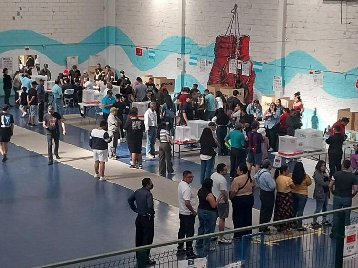 Rasel Tomé recuerda su “patada” a Jorge Cálix en su camiseta al ir a votar