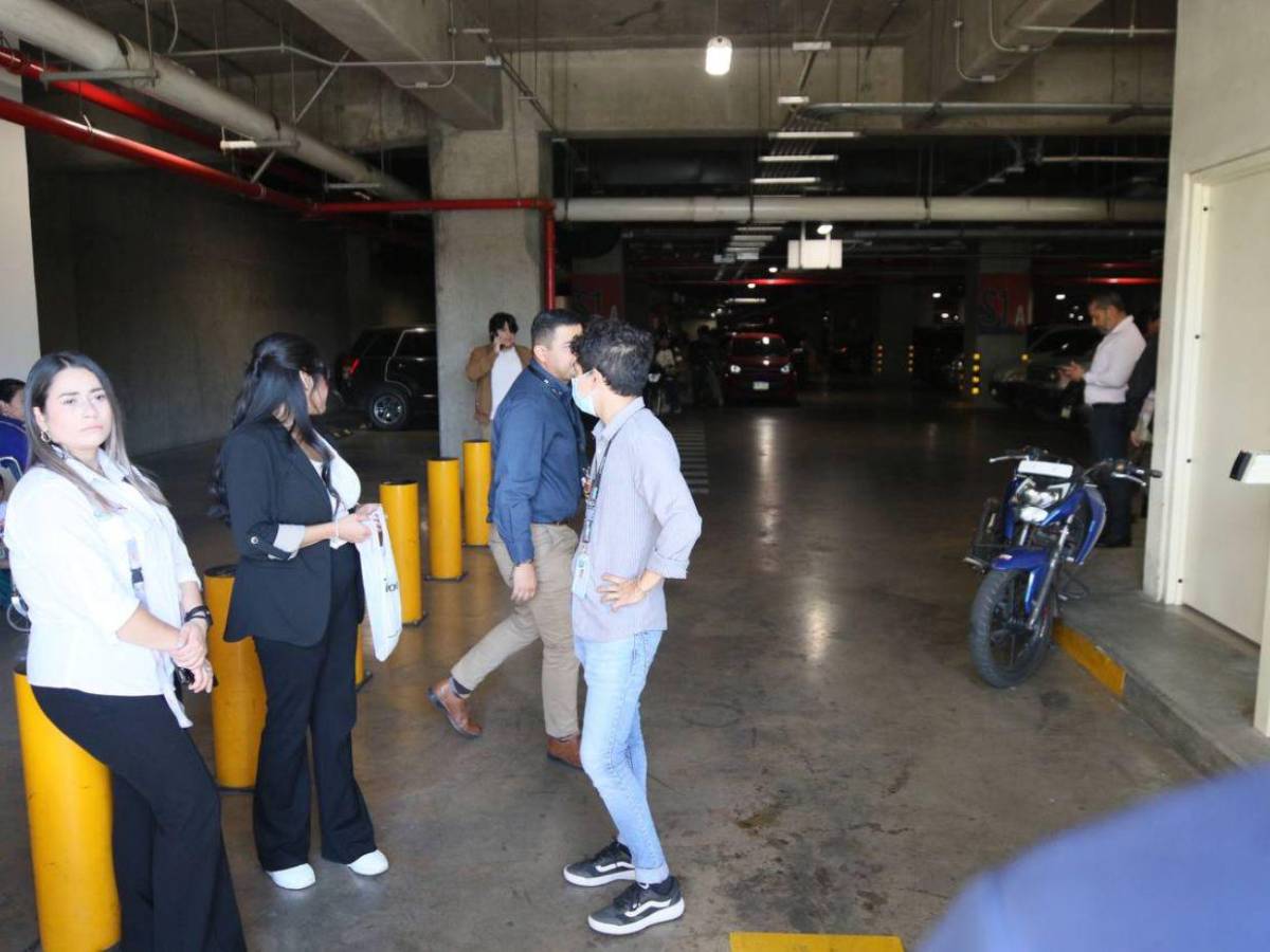 “No al cobro abusivo”: Empleados del CCG protestan por aumento en tarifa del parqueo