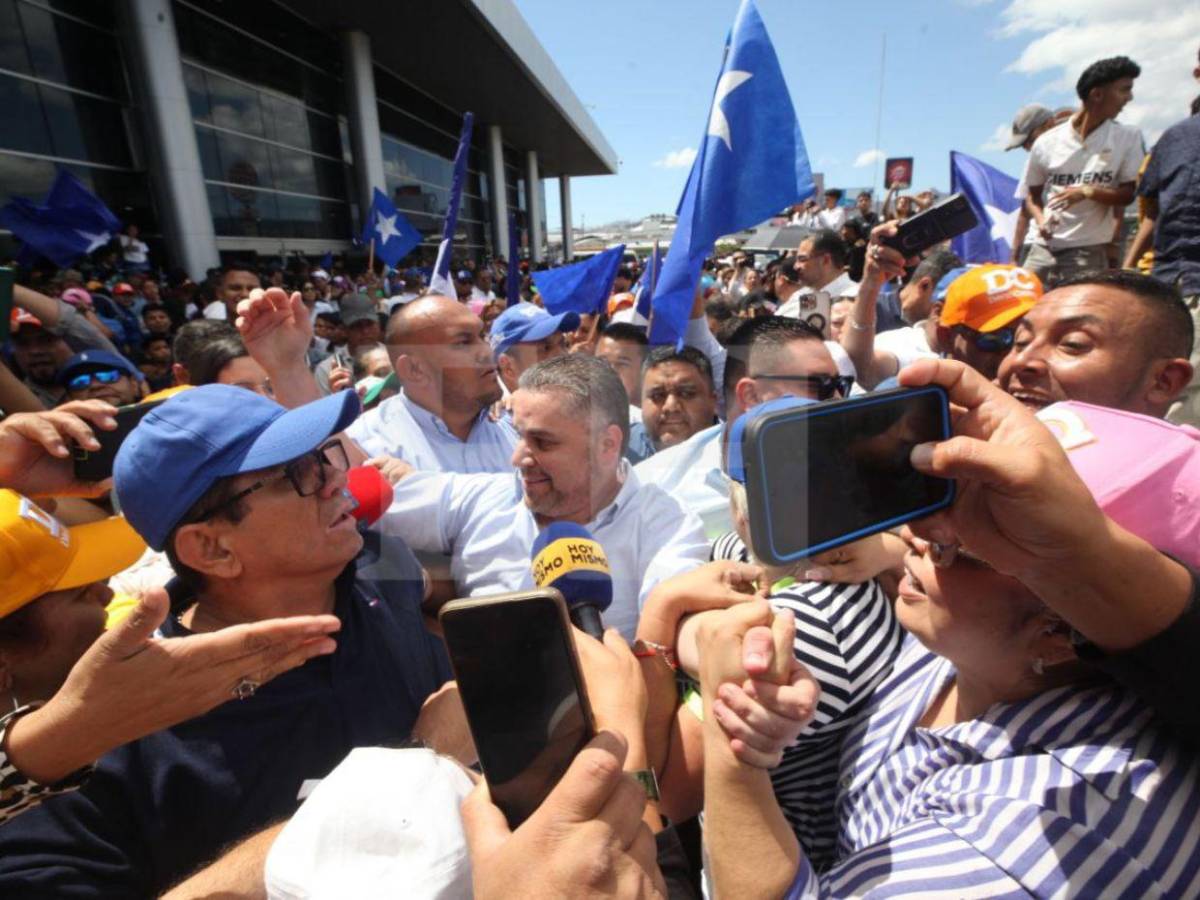 Multitud de nacionalistas recibe a David Chávez tras más de un año prófugo por orden de captura