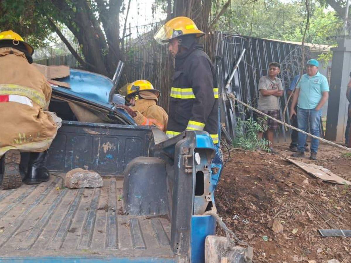 Brutal accidente deja tres personas atrapadas dentro de un vehículo en Catacamas