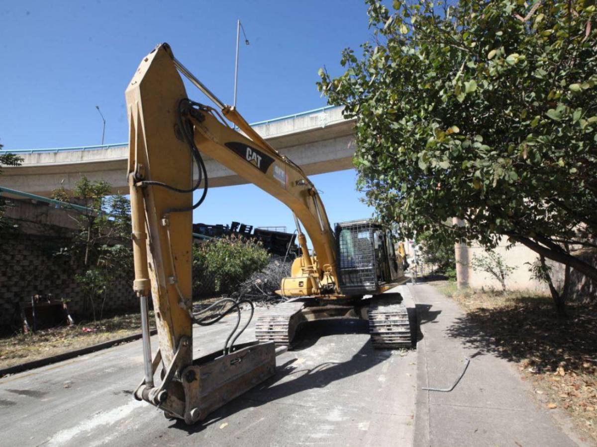 Así avanza la demolición de la rampa del puente Juan Manuel Gálvez tras colapsar