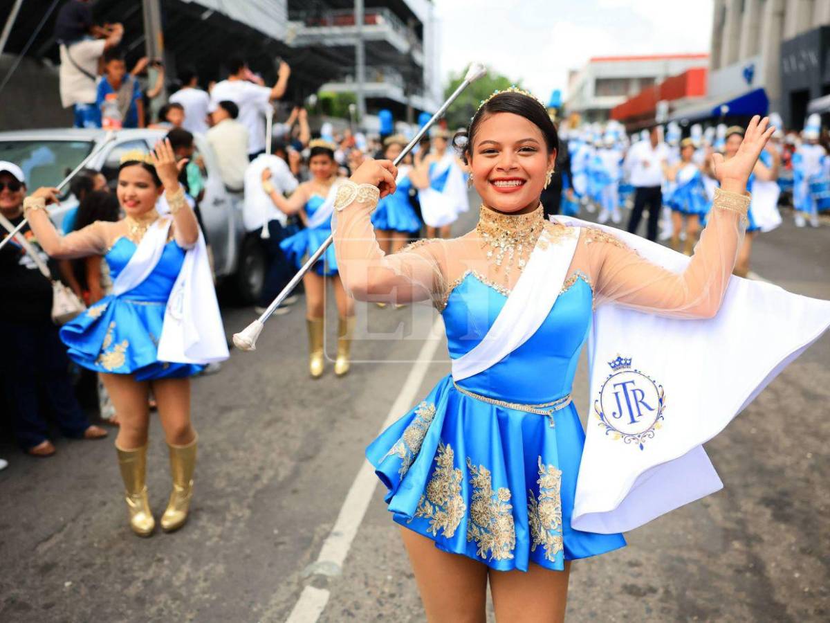 De trajes espectaculares a coreografías únicas: las palillonas que destacaron en los desfiles 2026