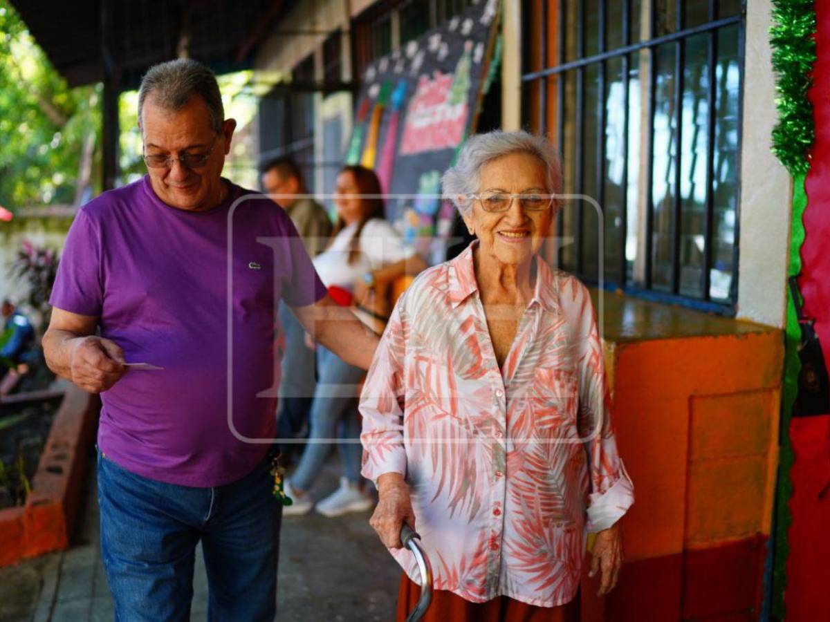 En silla de ruedas y bastones, personas de la tercera edad llegan a defender su voto