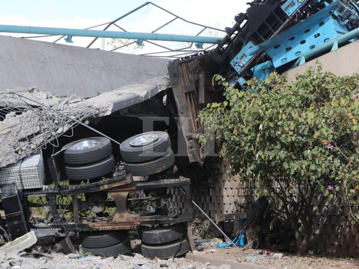 Así quedó el dragón, maquinaria que cayó tras desplomarse puente a desnivel Juan Manuel Gálvez