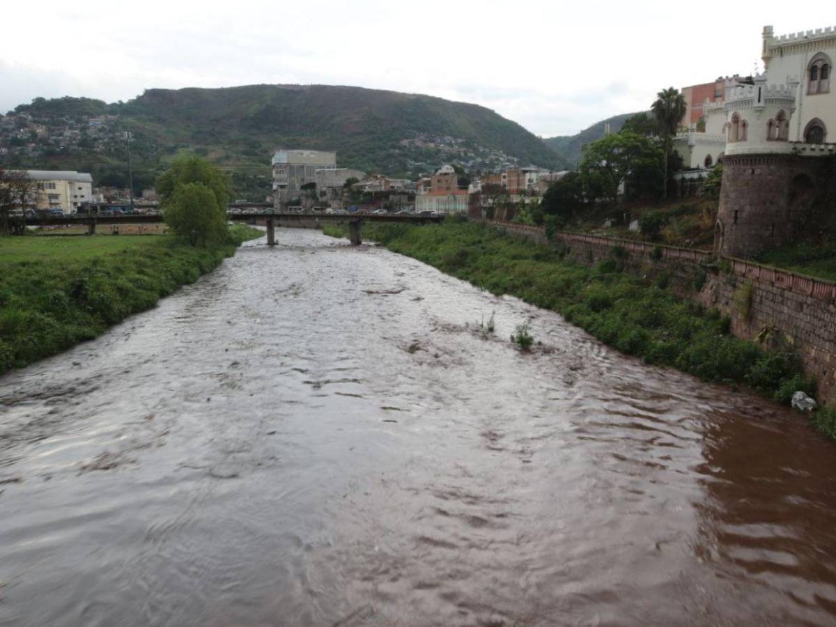 Inundaciones y toneladas de basura dejan las lluvias de este martes en la capital