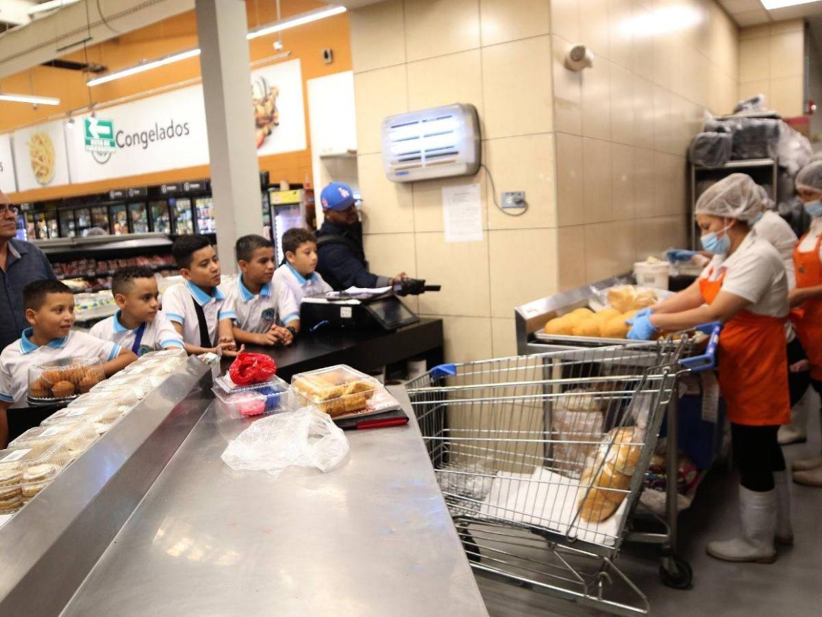 Los héroes ecológicos de Escuelas Amigables llevaron su alegría a Walmart