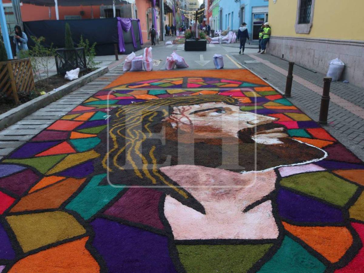 Arte, fe y devoción: Avenida Cervantes luce colorida con las alfombras de aserrín