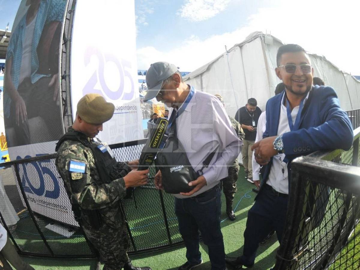 Anillos de seguridad dentro y fuera del estadio resguardan desfiles patrios