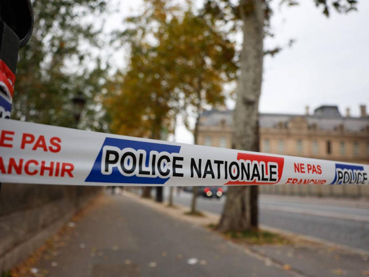 Cuatro ladrones y siete minutos: Lo que se sabe del robo de joyas de la corona francesa en el Louvre