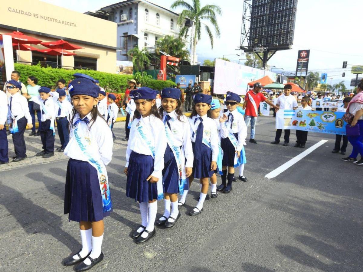 ¡Orgullo y fervor! Escuelas desfilan honrando a la patria en SPS