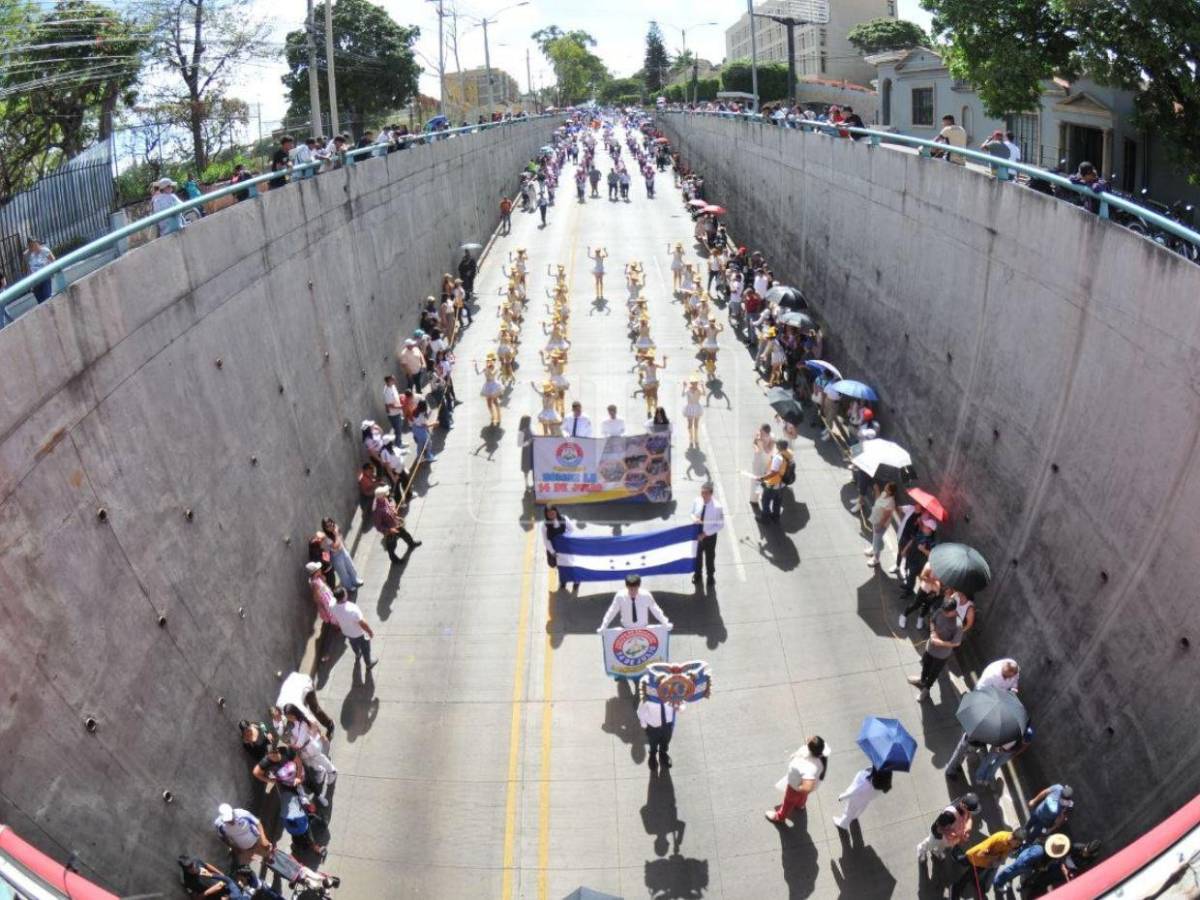 Bandas y palillonas engalanan los desfiles escolares en Tegucigalpa