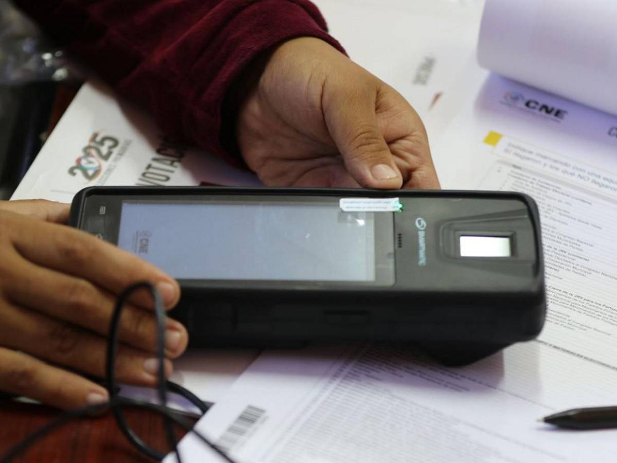 Hondureños votan con sistema biométrico, protagonista en las primarias 2025