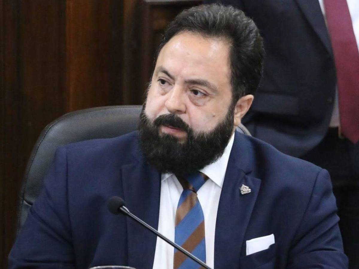 ¿Quién es la mujer que lo acompaña? Luis Redondo reaparece y es visto en El Salvador