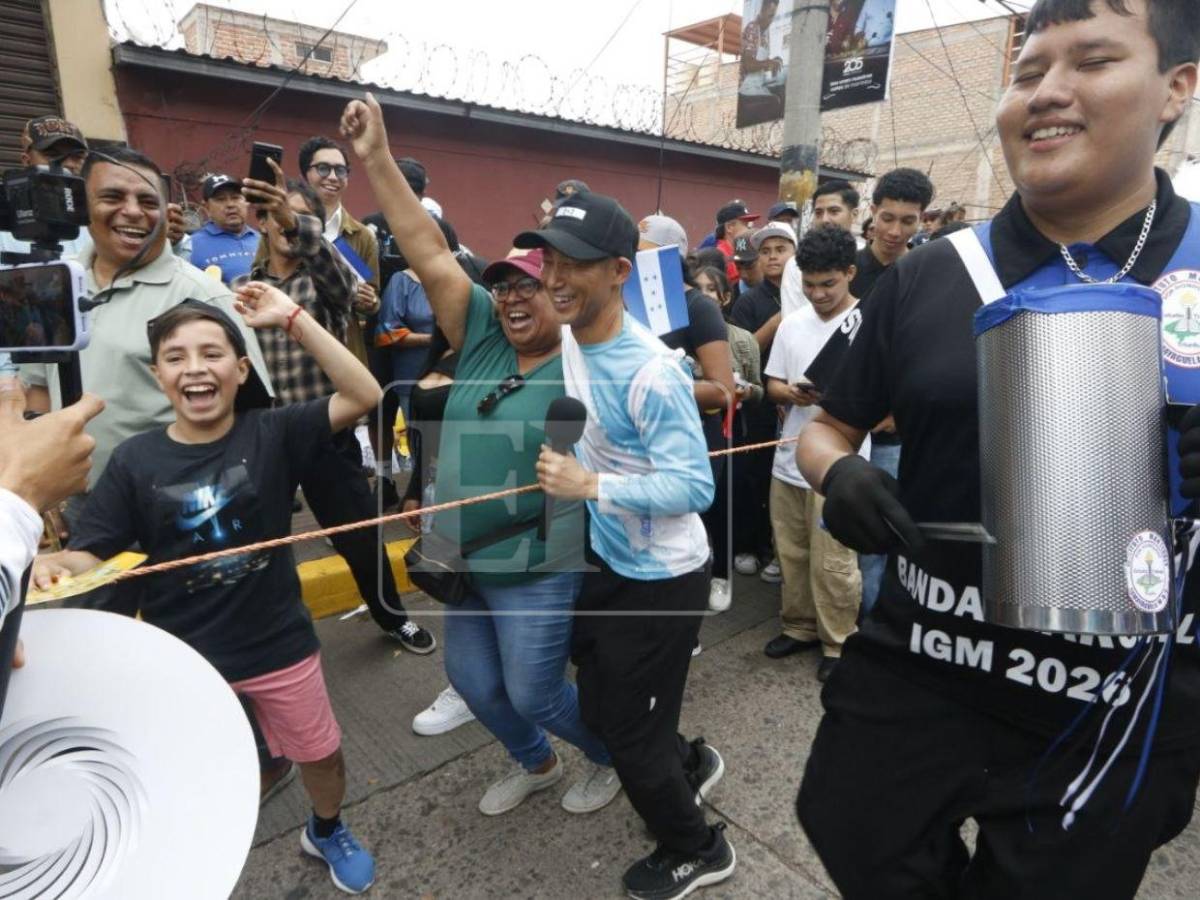 Colegialas ponen a bailar a Shin Fujiyama en los desfiles patrios 2026