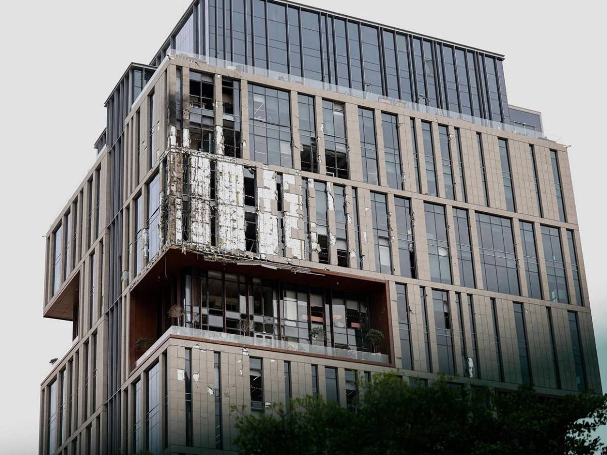 Los destrozos que han dejando los ataques con drones en rascacielos de Dubái