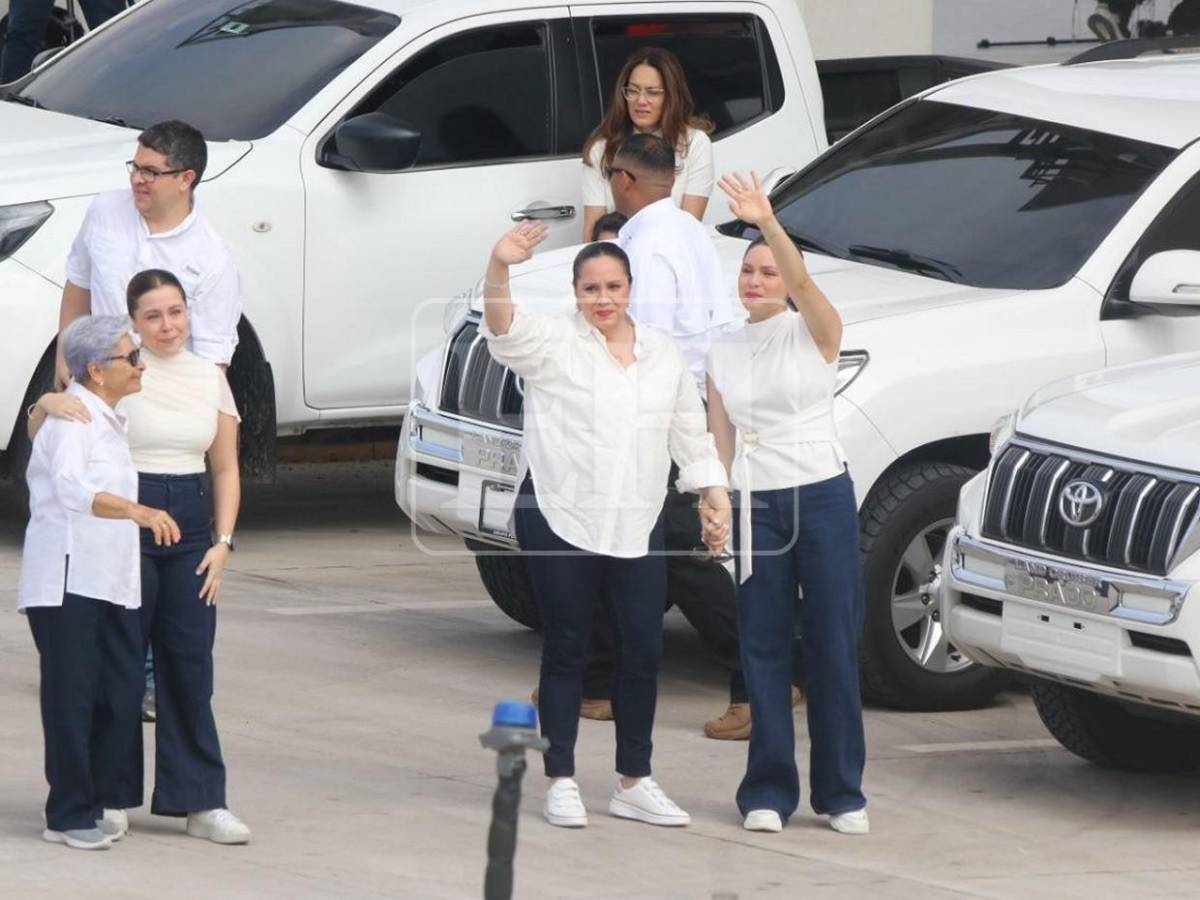 De blanco y entre abrazos: así esperó familia Hernández a JOH en Palmerola