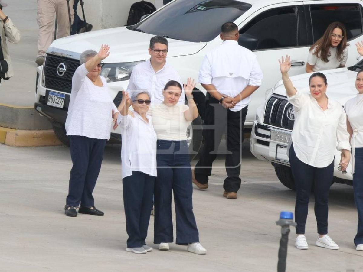 De blanco y entre abrazos: así esperó familia Hernández a JOH en Palmerola