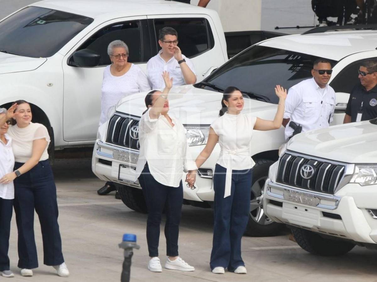 De blanco y entre abrazos: así esperó familia Hernández a JOH en Palmerola