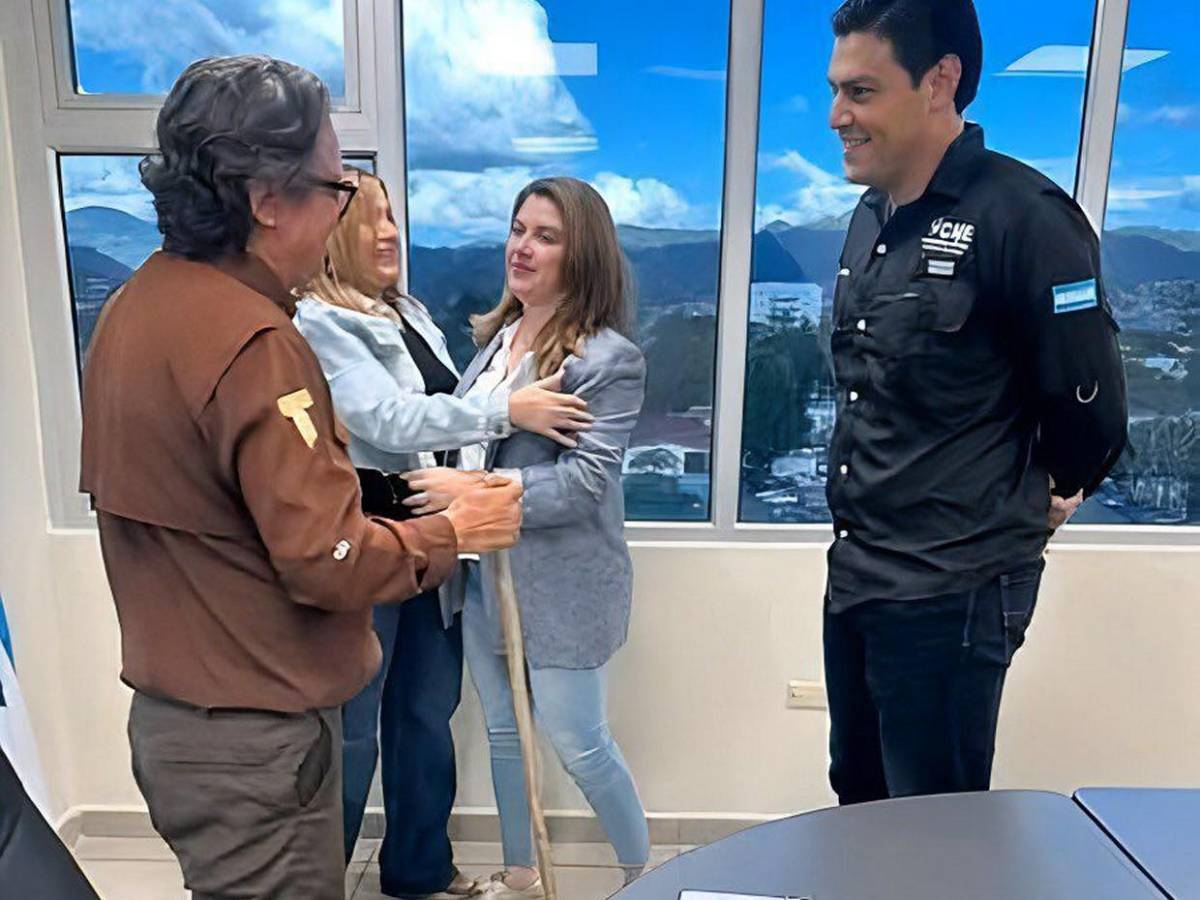 Así fue el abrazo entre consejeros del CNE, tras diálogo con padre Leopoldo Serrano