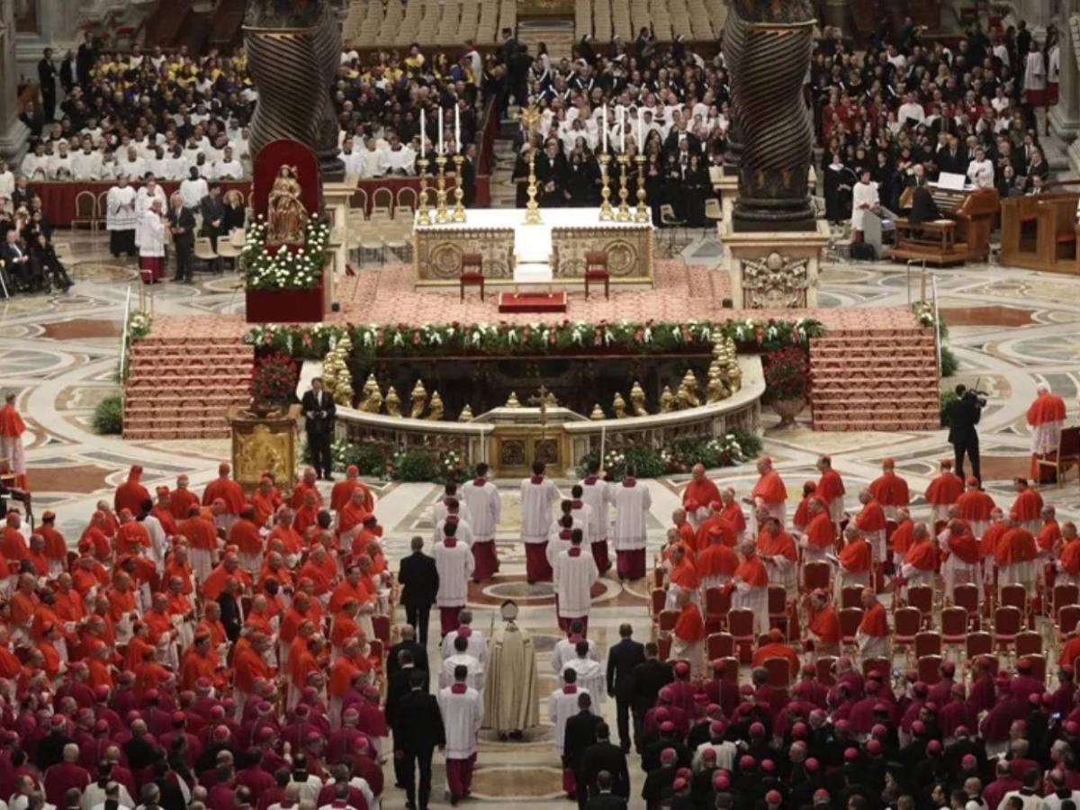 Con multitud de fieles y oraciones: así fue la misa Pro eligendo pontífice en el Vaticano