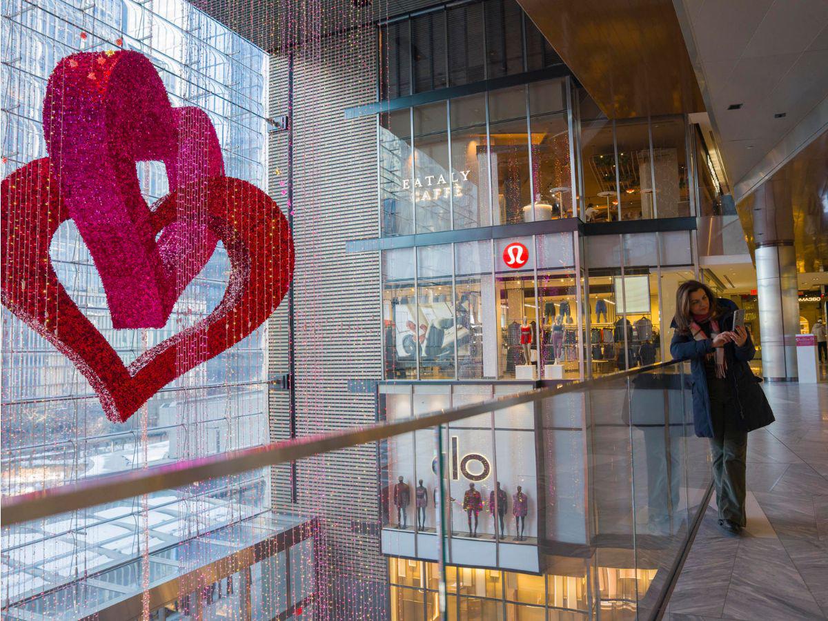 Menos parejas y más amor propio: San Valentín se reinventa en EE UU