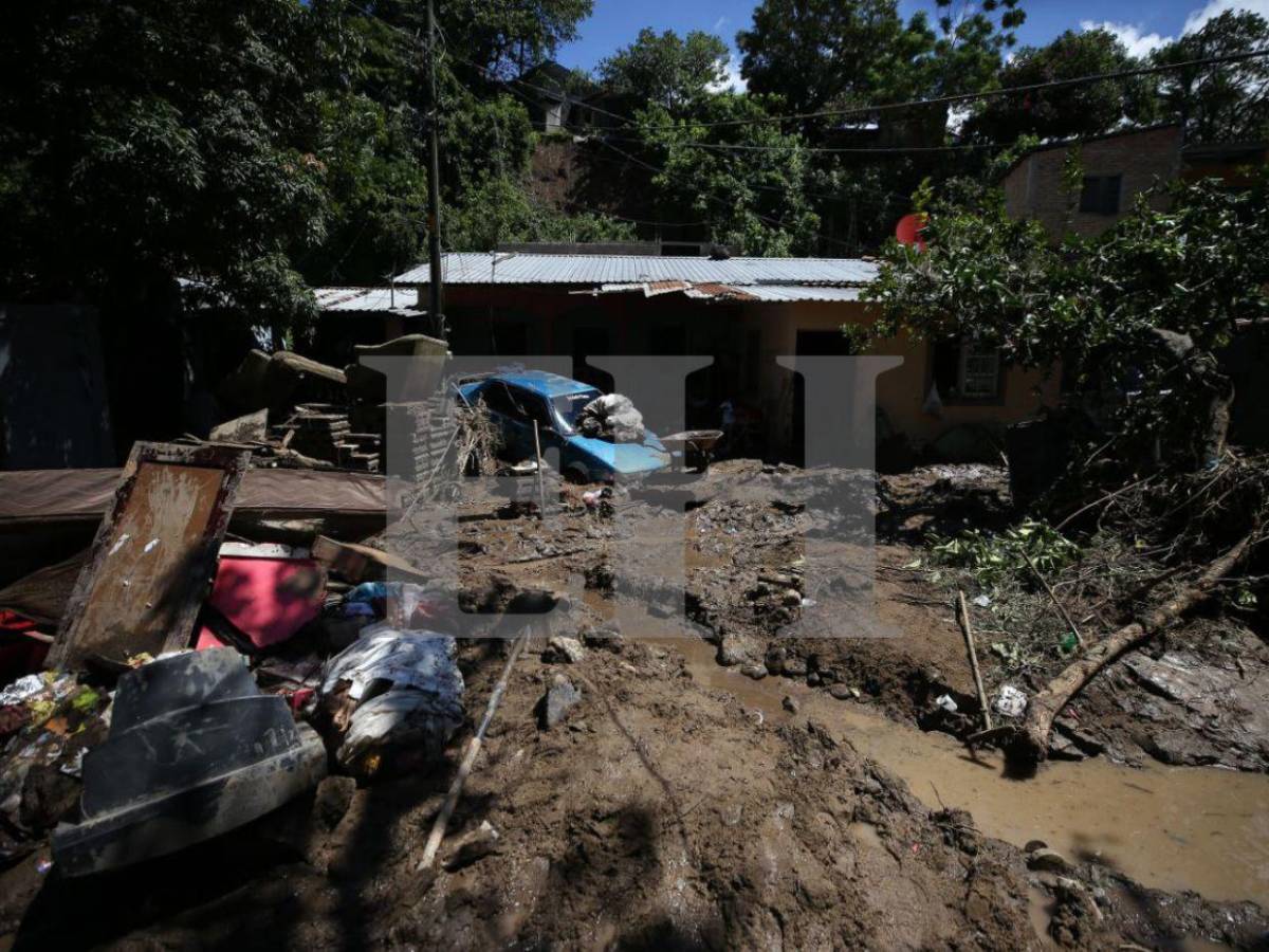 Casas inundadas y carros volcados: el caos en Río Abajo por las lluvias