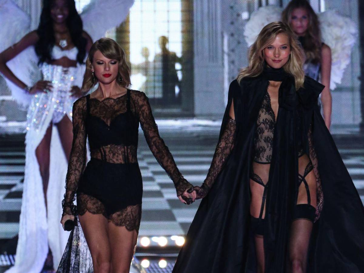 Karlie Kloss y el regreso al círculo íntimo de Taylor Swift en su boda con Travis Kelce