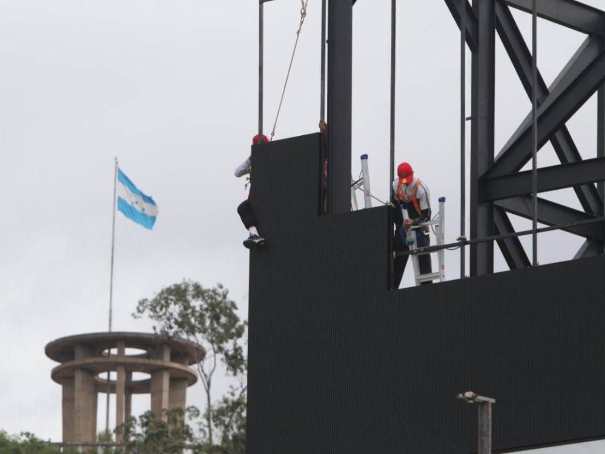 Así va quedando el Estadio Nacional de Tegucigalpa con su nueva pantalla gigante