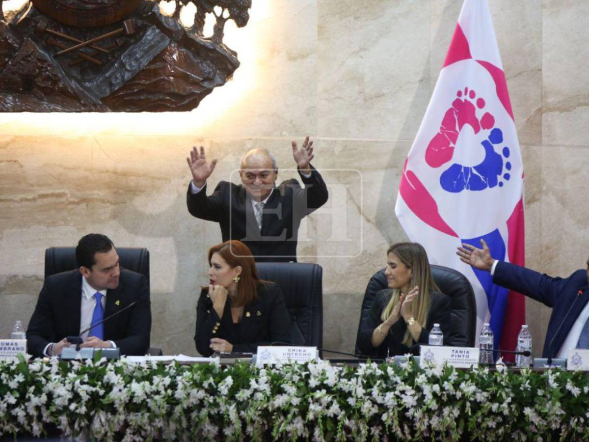 ¿Qué significa la bandera blanca junto a la de Honduras en la parte frontal del Congreso?