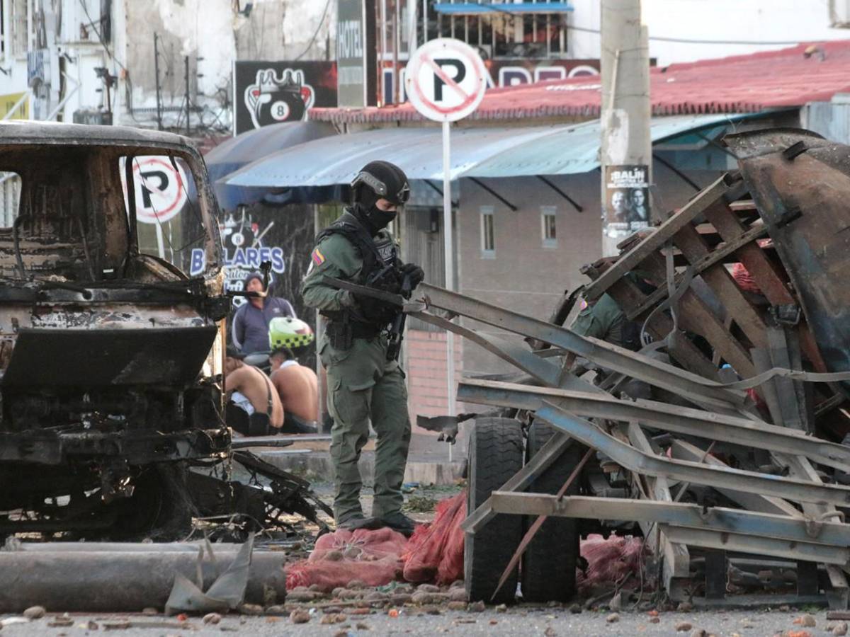 Destrozos y once heridos tras explosión de coche bomba en Cúcuta, Colombia