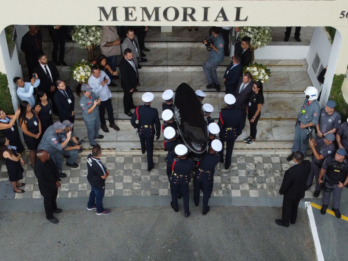 ¡Dura despedida! Pelé fue sepultado en Brasil tras masivo homenaje