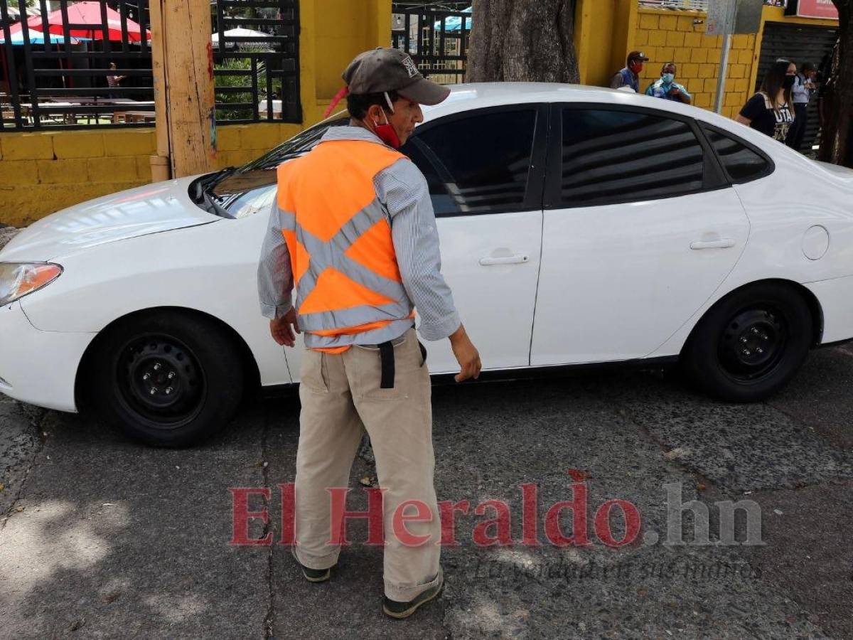 Parqueadores clandestinos, un problema sin control en la capital