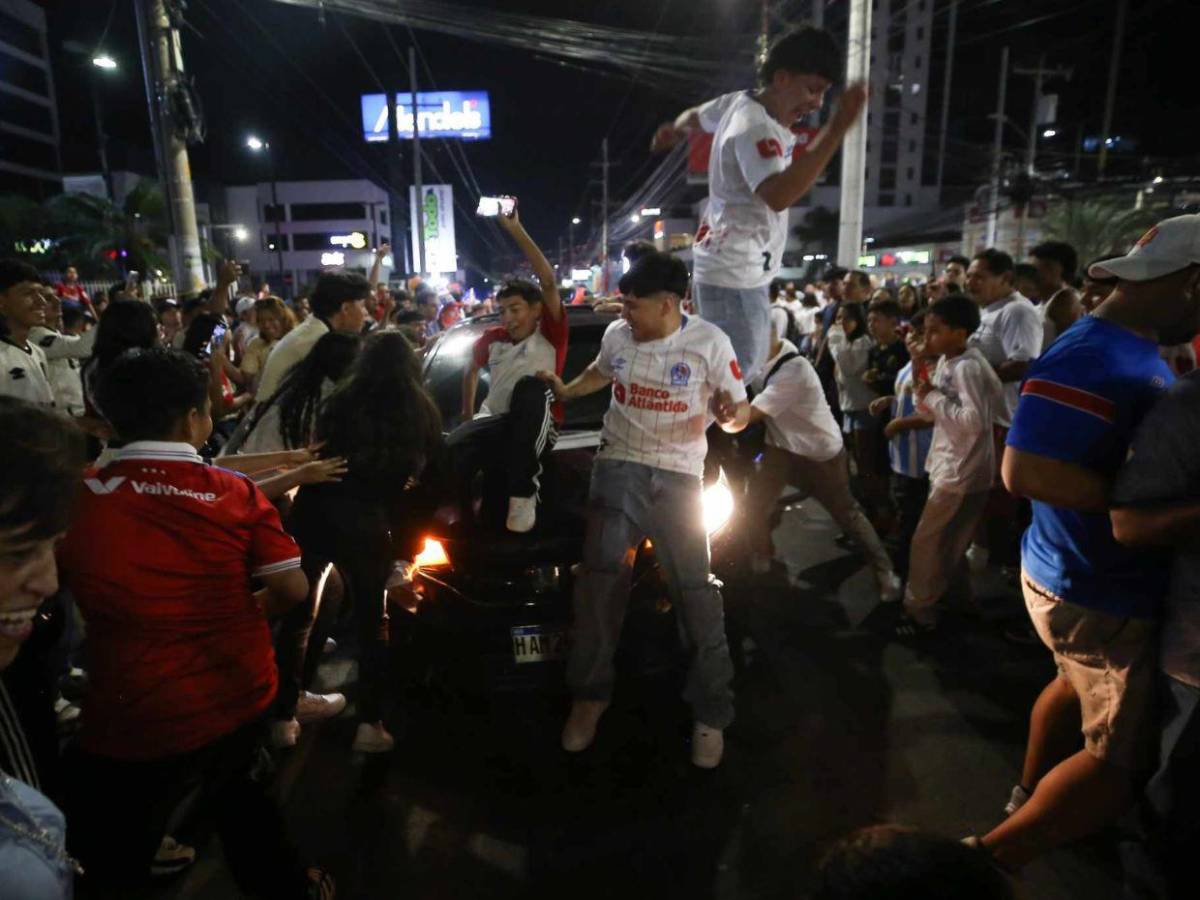 ¡Locura en bulevar Morazán! Así festejan los olimpistas el título 39