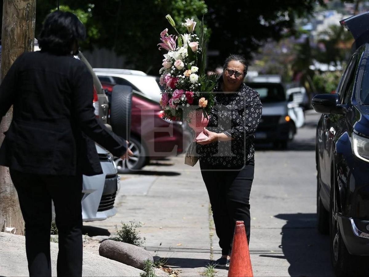 Entre flores y abrazos: familiares y amigos despiden a Javier Deras, su esposa y su madre