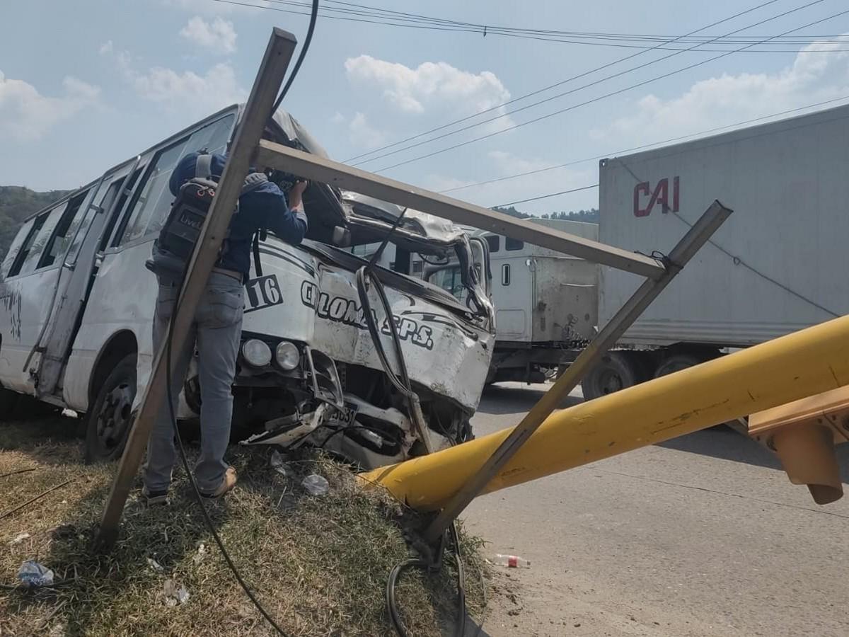 Brutal choque de bus rapidito deja cuatro heridos en Choloma