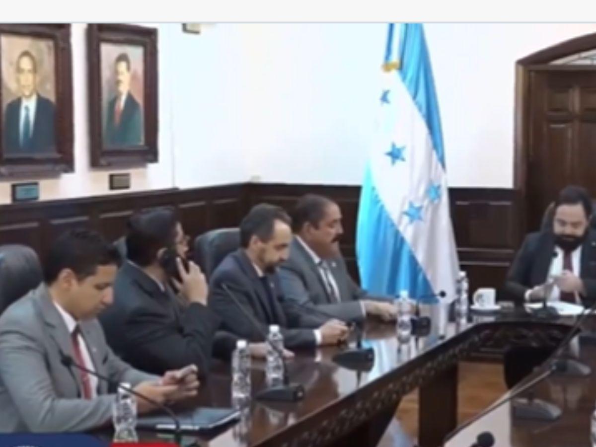 Congreso recibe adendas de contratos de energía que buscan generar ahorros a la ENEE